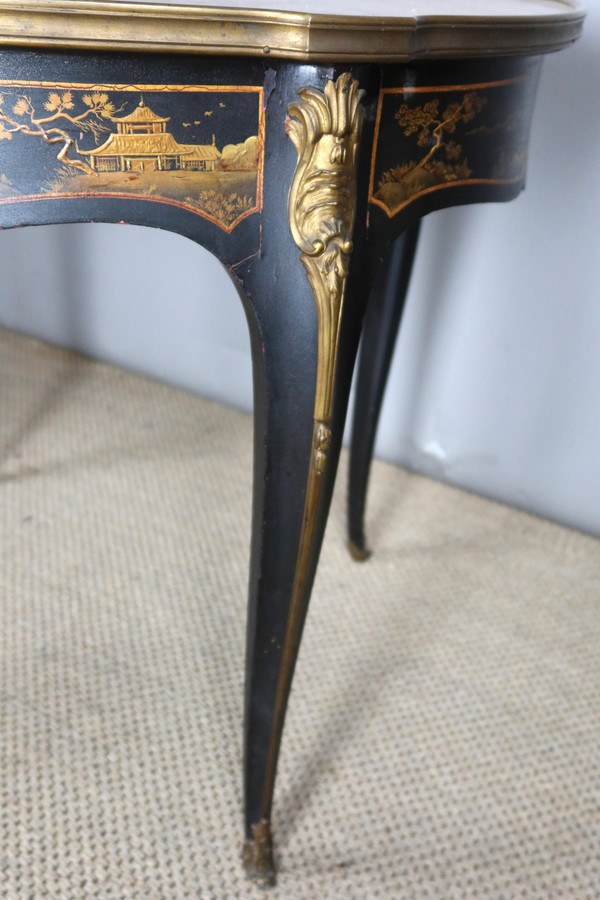 Guéridon Napoléon III à décor japonisant. 