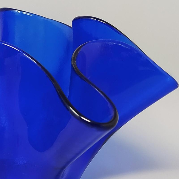 Blaue Vase "Fazzoletto" von Dogi aus Muranoglas, 1970er Jahre. Hergestellt in Italien