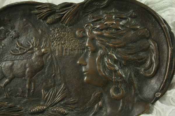 Vide poche aus Bronze mit brauner Patina 'Diane chasseesse et cerf' um 1900 Jugendstil