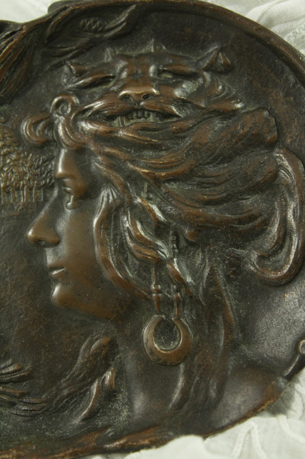 Vide poche aus Bronze mit brauner Patina 'Diane chasseesse et cerf' um 1900 Jugendstil