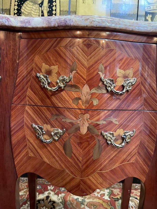 Paire de tables de chevets de style Louis XV/Transition en marqueterie 