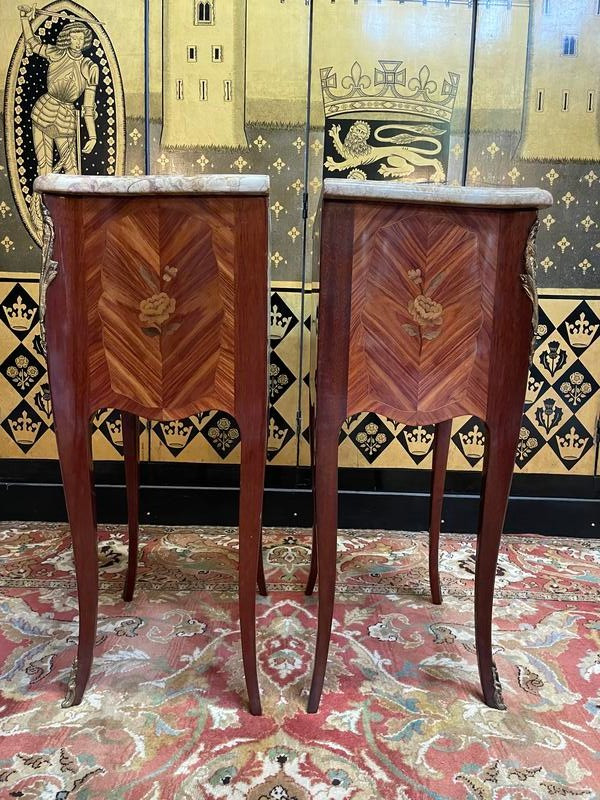 Paire de tables de chevets de style Louis XV/Transition en marqueterie 