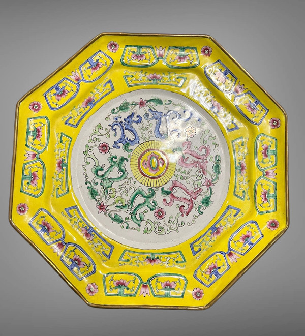OCTOGONAL PLAT IN ENAMELLED COPPER " CANTON CHINOIS XIXe SIÉCLE " DINASTIE QING