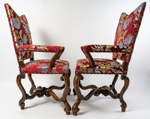 Pair of molded and carved walnut armchairs to style the hair Italy early 18th century