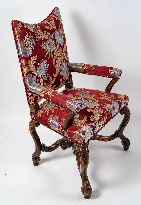 Pair of molded and carved walnut armchairs to style the hair Italy early 18th century