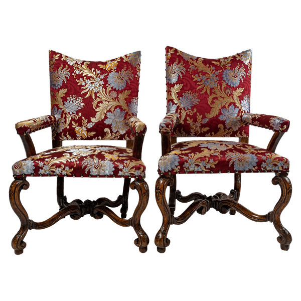 Pair of molded and carved walnut armchairs to style the hair Italy early 18th century