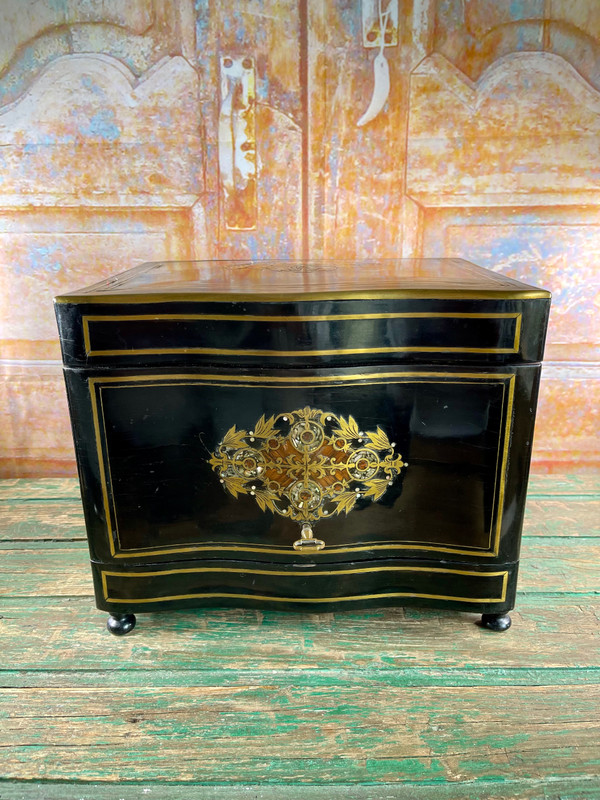 Wunderschöner Likörkeller Napoleon III. aus Boulle-Marmor mit Baccarat-Karaffen und Medici-Gläsern