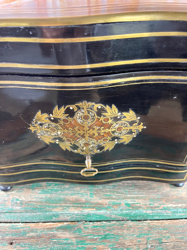 Wunderschöner Likörkeller Napoleon III. aus Boulle-Marmor mit Baccarat-Karaffen und Medici-Gläsern