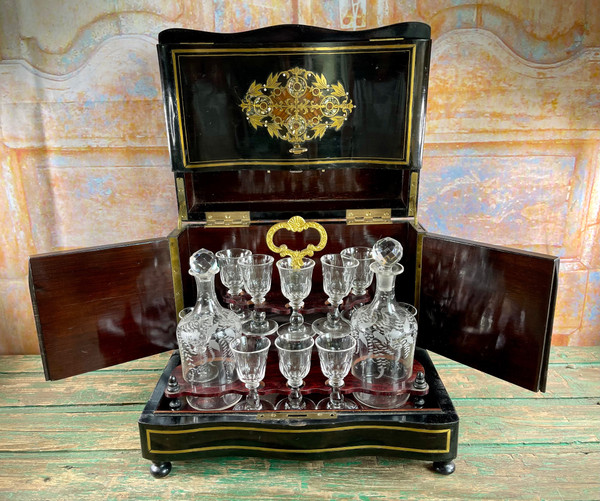 Wunderschöner Likörkeller Napoleon III. aus Boulle-Marmor mit Baccarat-Karaffen und Medici-Gläsern