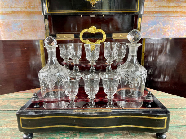 Wunderschöner Likörkeller Napoleon III. aus Boulle-Marmor mit Baccarat-Karaffen und Medici-Gläsern