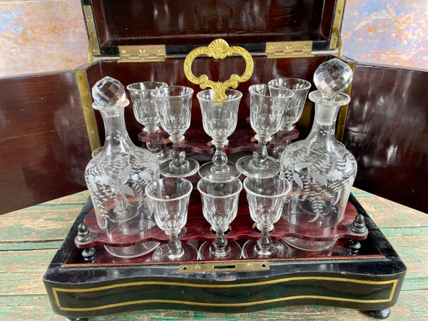 Wunderschöner Likörkeller Napoleon III. aus Boulle-Marmor mit Baccarat-Karaffen und Medici-Gläsern