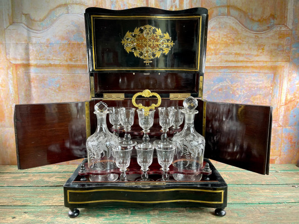 Wunderschöner Likörkeller Napoleon III. aus Boulle-Marmor mit Baccarat-Karaffen und Medici-Gläsern