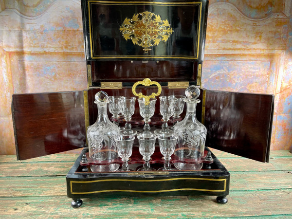 Wunderschöner Likörkeller Napoleon III. aus Boulle-Marmor mit Baccarat-Karaffen und Medici-Gläsern