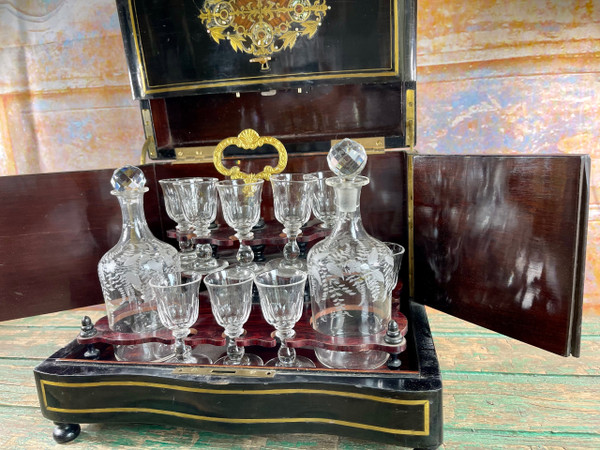 Wunderschöner Likörkeller Napoleon III. aus Boulle-Marmor mit Baccarat-Karaffen und Medici-Gläsern
