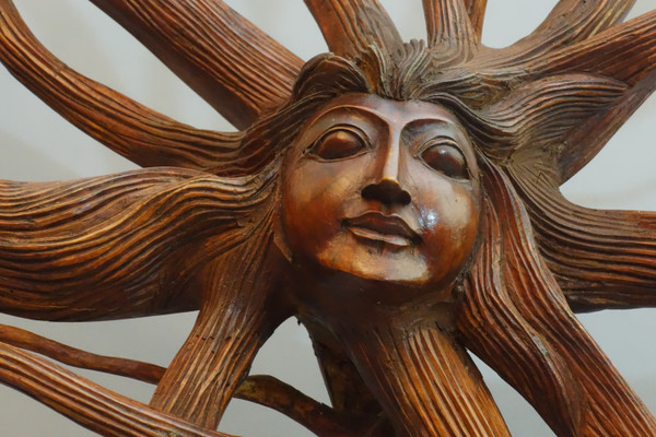 Scultura di un volto femminile con capelli luminosi