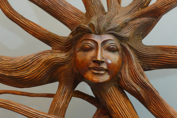 Scultura di un volto femminile con capelli luminosi