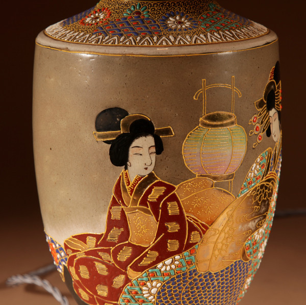 A highly decorative Japanese Satsuma table lamp.