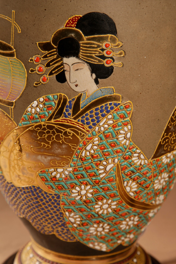 A highly decorative Japanese Satsuma table lamp.