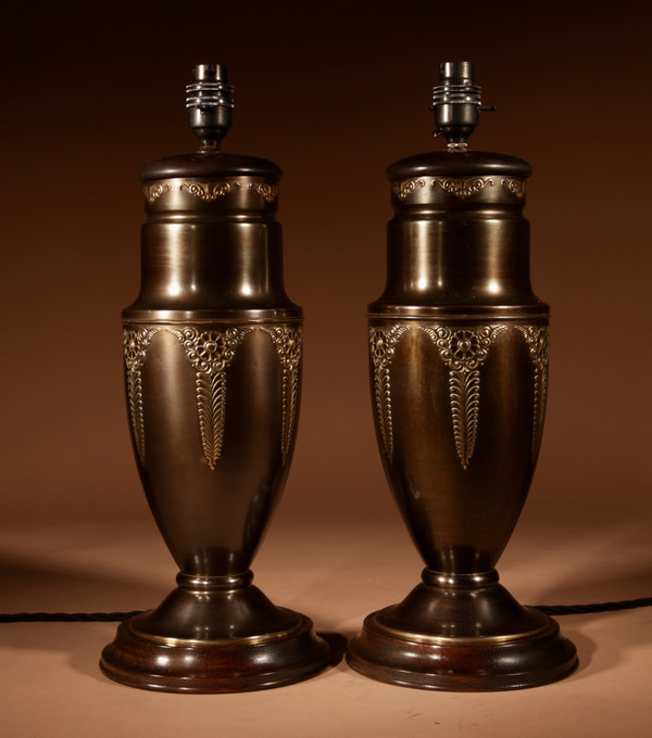 Elegantissima lampada da tavolo olandese in stile Art Nouveau/Art Déco in ottone patinato e lucidato