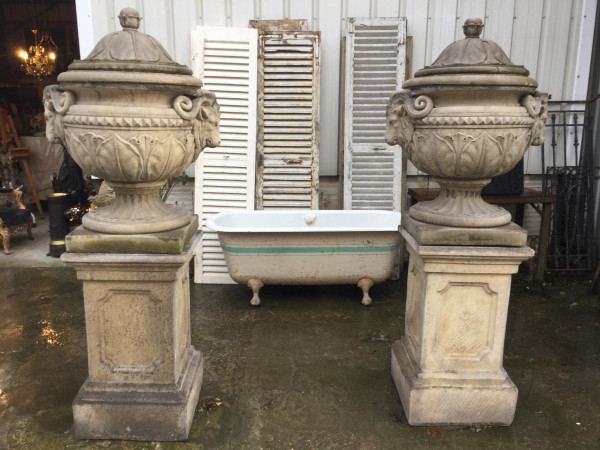 Pair De Vases / Pots Couvert Sur Socles De Style Louis XVI, Décor Têtes De Bélier, Jardin,parc