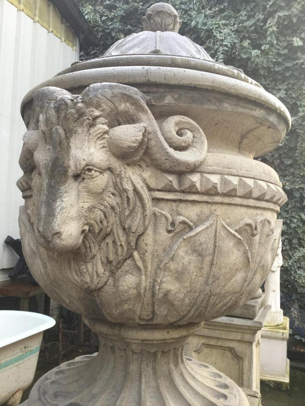 Pair De Vases / Pots Couvert Sur Socles De Style Louis XVI, Décor Têtes De Bélier, Jardin,parc