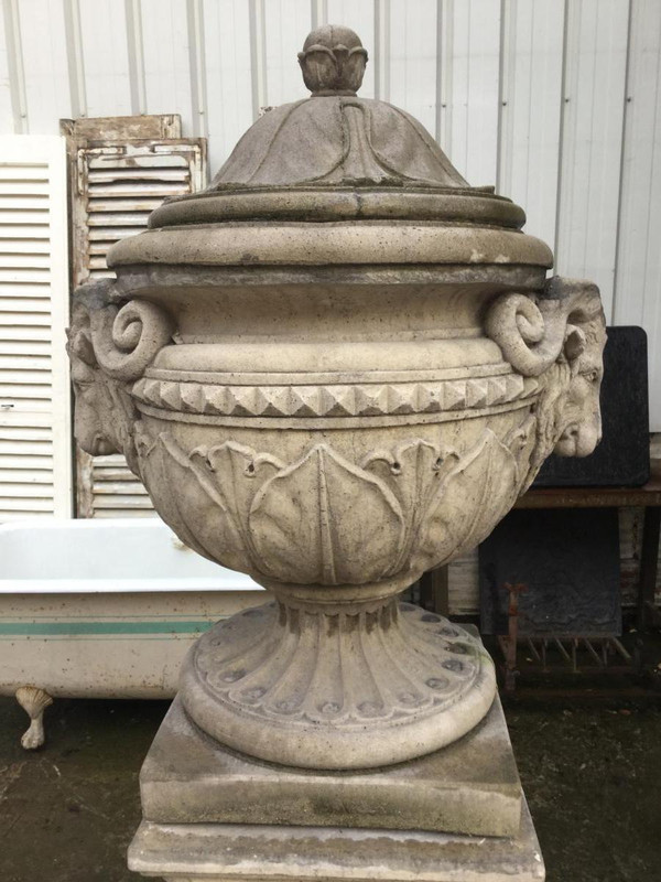 Pair De Vases / Pots Couvert Sur Socles De Style Louis XVI, Décor Têtes De Bélier, Jardin,parc