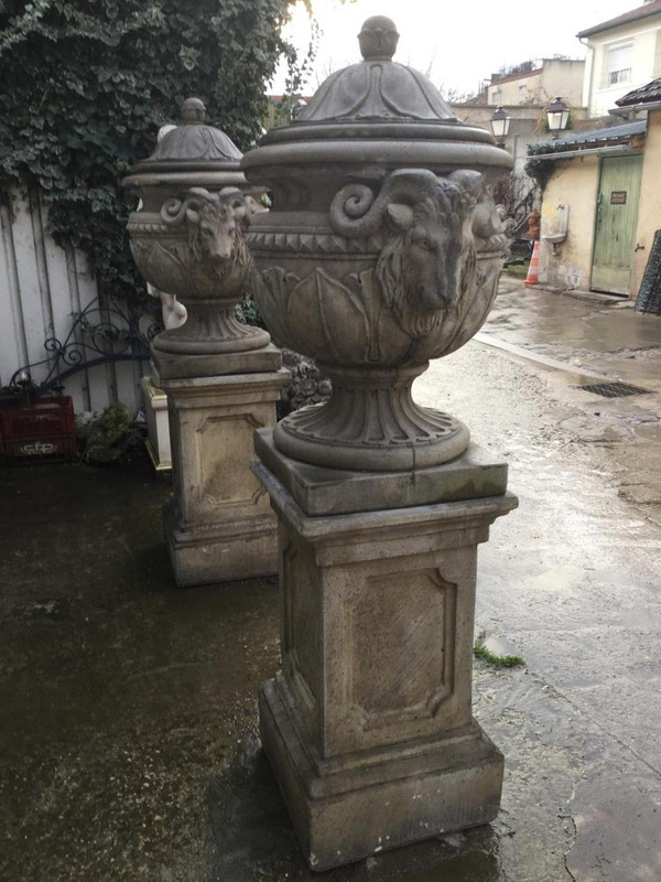 Pair De Vases / Pots Couvert Sur Socles De Style Louis XVI, Décor Têtes De Bélier, Jardin,parc