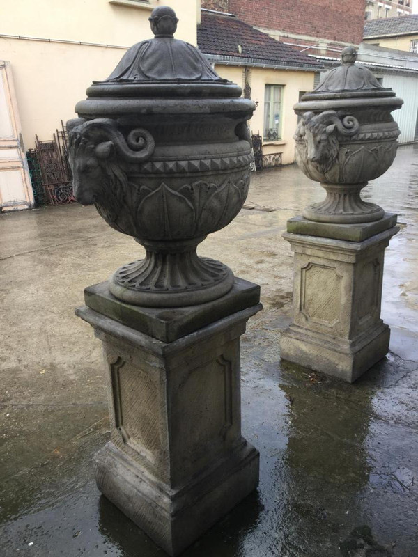 Pair De Vases / Pots Couvert Sur Socles De Style Louis XVI, Décor Têtes De Bélier, Jardin,parc