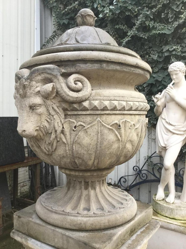 Pair De Vases / Pots Couvert Sur Socles De Style Louis XVI, Décor Têtes De Bélier, Jardin,parc