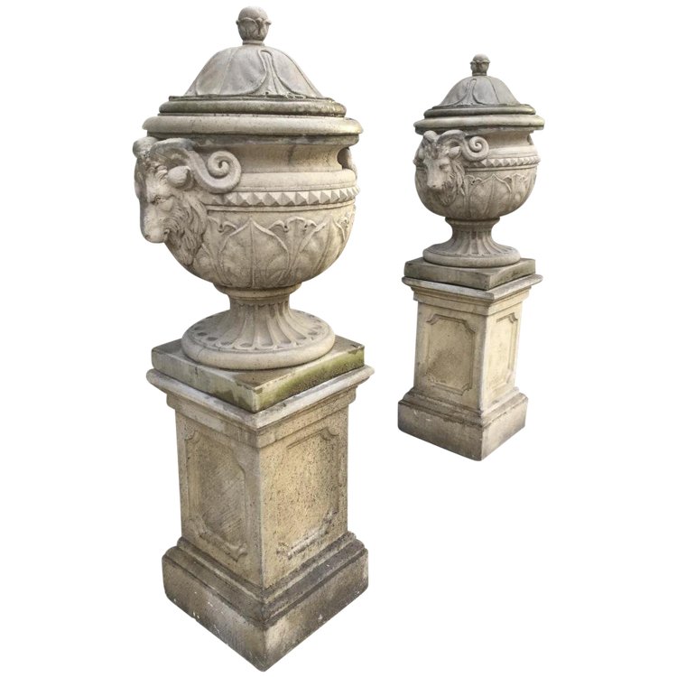 Pair De Vases / Pots Couvert Sur Socles De Style Louis XVI, Décor Têtes De Bélier, Jardin,parc