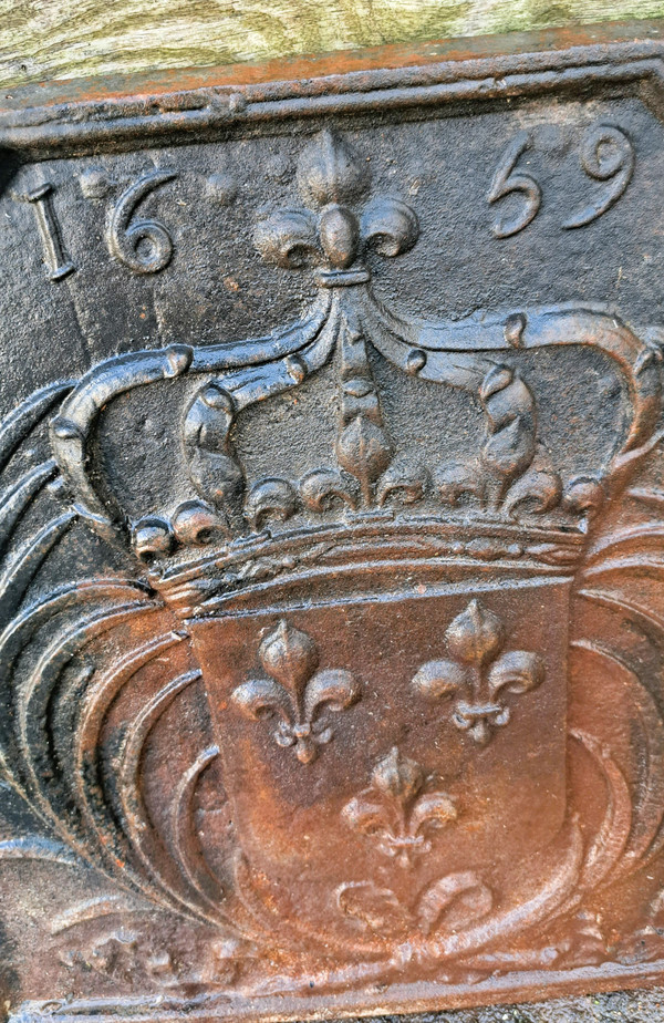 Cast iron fireback decorated with the Royal coat of arms of France dated 1659 19th century