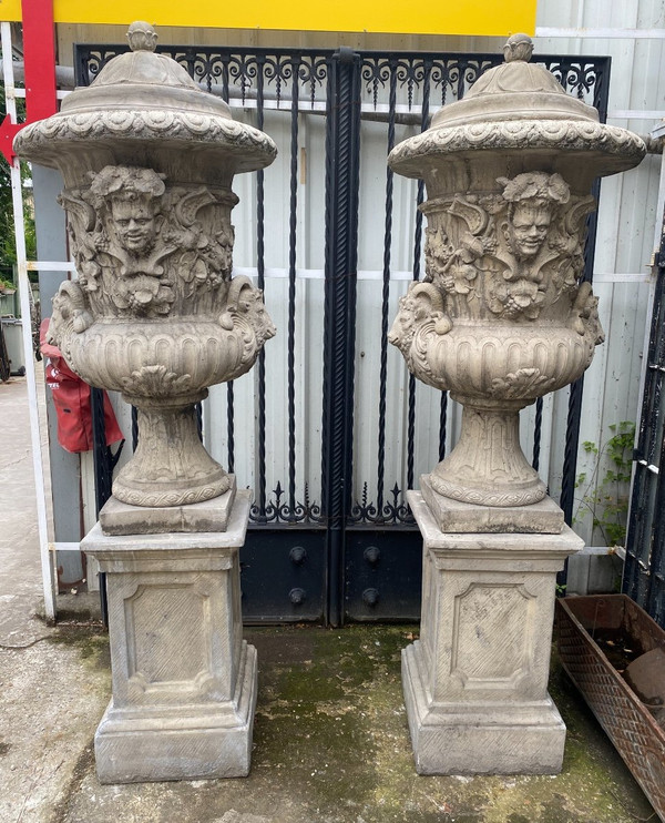 Importante Paire De Vases Médicis Sur Socles à Décor De Têtes De Béliers, Faunes Et Feuillage, jardin, parc…