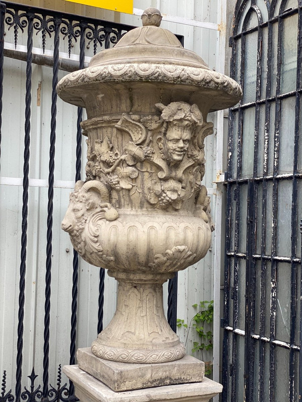 Importante Paire De Vases Médicis Sur Socles à Décor De Têtes De Béliers, Faunes Et Feuillage, jardin, parc…