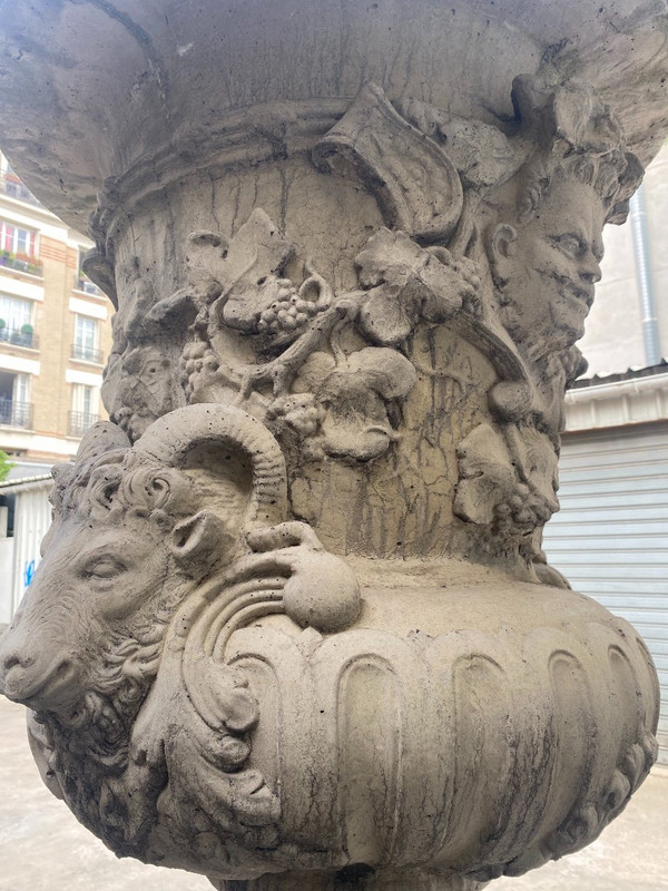 Importante Paire De Vases Médicis Sur Socles à Décor De Têtes De Béliers, Faunes Et Feuillage, jardin, parc…