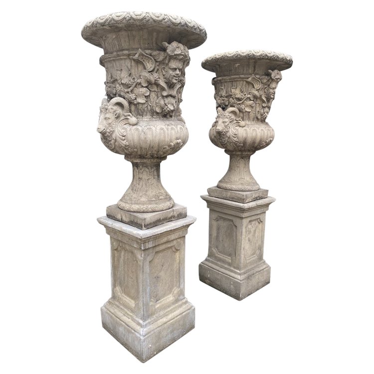 Importante Paire De Vases Médicis Sur Socles à Décor De Têtes De Béliers, Faunes Et Feuillage, jardin, parc…