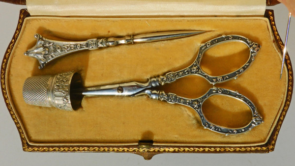 coffret Nécessaire De Couture Argent massif XIXe ciseaux dé à coudre poinçon à broder