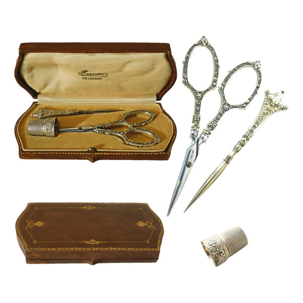 coffret Nécessaire De Couture Argent massif XIXe ciseaux dé à coudre poinçon à broder