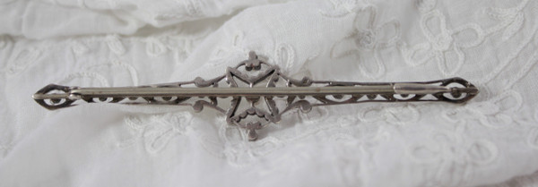 Spilla a barretta in argento perlato e pietre bianche, fine XIX inizio XX secolo
