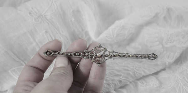 Spilla a barretta in argento perlato e pietre bianche, fine XIX inizio XX secolo