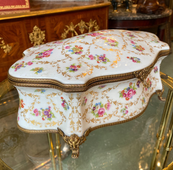 Scatola in porcellana di Limoges, montatura in ottone, XX secolo