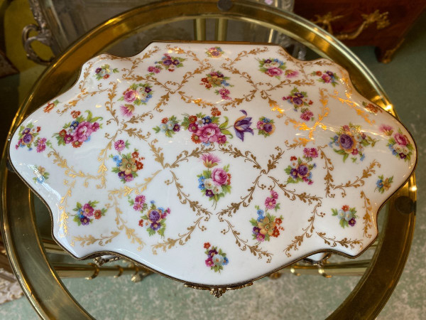 Scatola in porcellana di Limoges, montatura in ottone, XX secolo