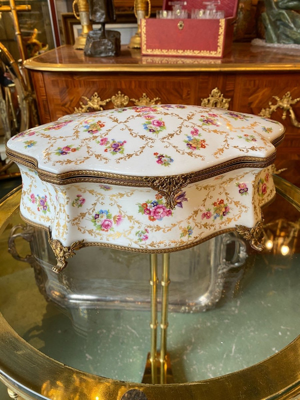 Scatola in porcellana di Limoges, montatura in ottone, XX secolo