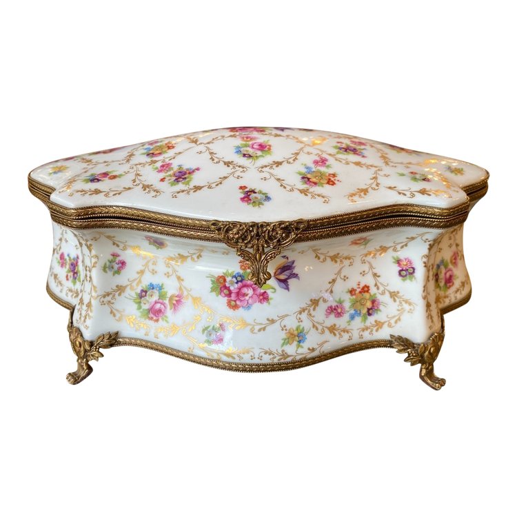 Scatola in porcellana di Limoges, montatura in ottone, XX secolo