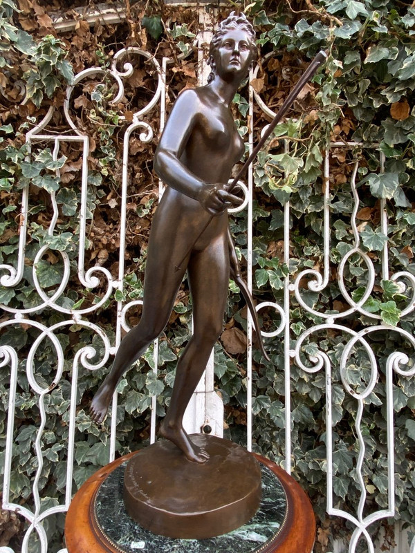 Grande soggetto femminile in bronzo del XIX secolo "Diane Chasseresse" firmato Houdon, fondatore F. Barbedienne