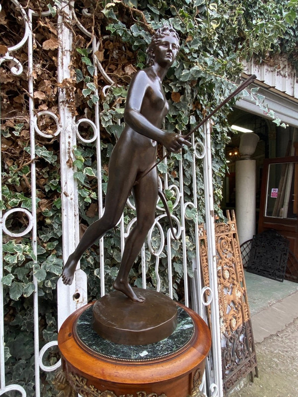 Grande soggetto femminile in bronzo del XIX secolo "Diane Chasseresse" firmato Houdon, fondatore F. Barbedienne