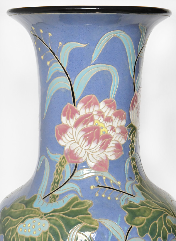 Importante vaso in ceramica smaltata con decoro floreale (H=102,5cm) 