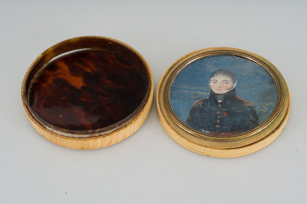 Miniature tortoiseshell box decorated with an Empire officer, early 19th century