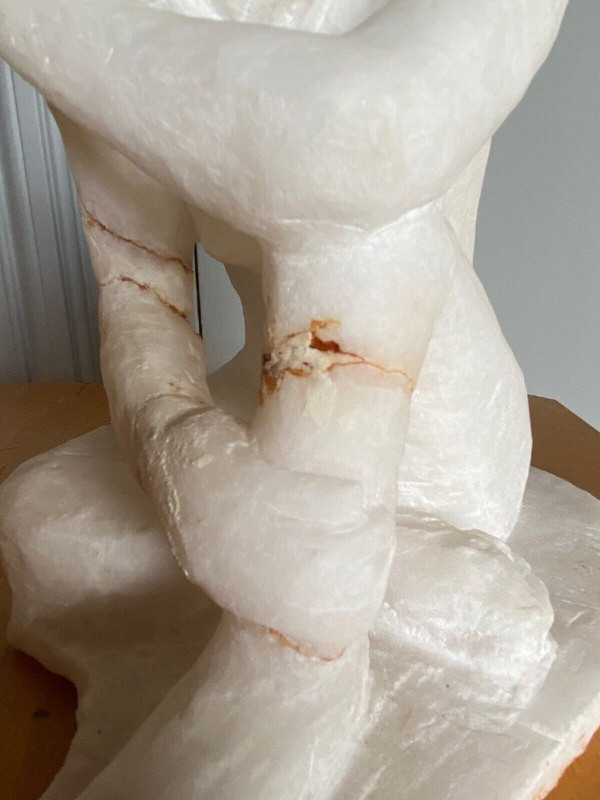 Sculpture en taille directe en pierre onyx femme agenouillée XXe 
