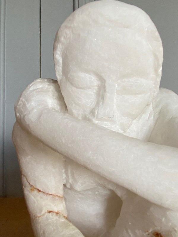 Sculpture en taille directe en pierre onyx femme agenouillée XXe 