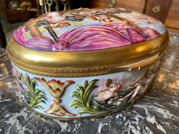 Große Ovale Dose / Box aus Capodimonte Porzellan, 19. Jahrhundert, Szene von Menschen